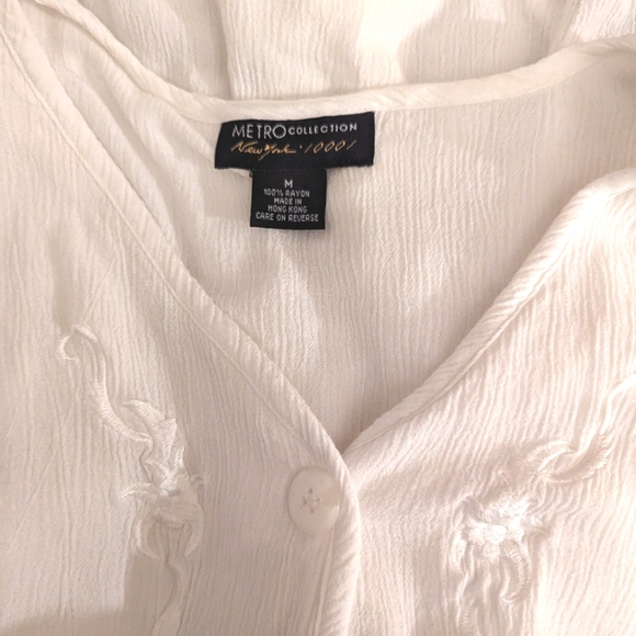 ❤️Metro Collection New York Sleeveless Top With Beautiful Embroidered Details - Picture 3 of 6